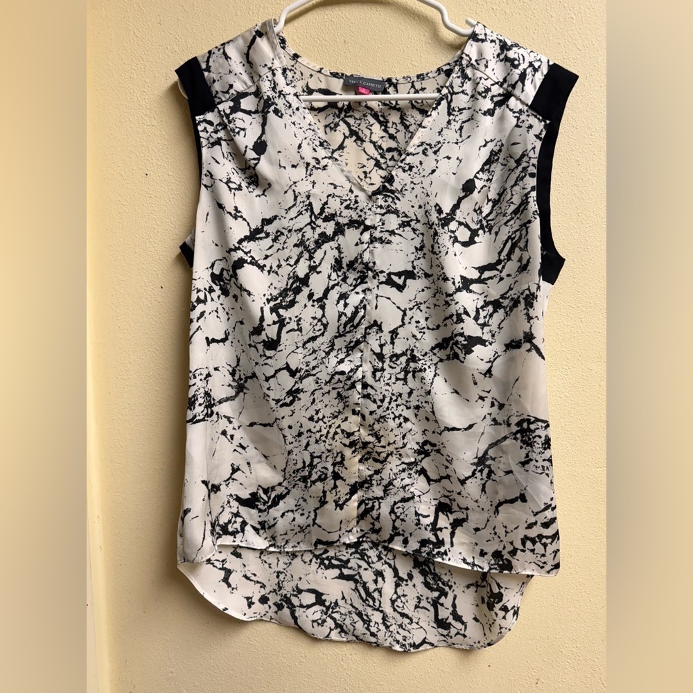 Vince Camuto Black & White Marble Print Blouse Size Small – Sleeveless V-Neck
